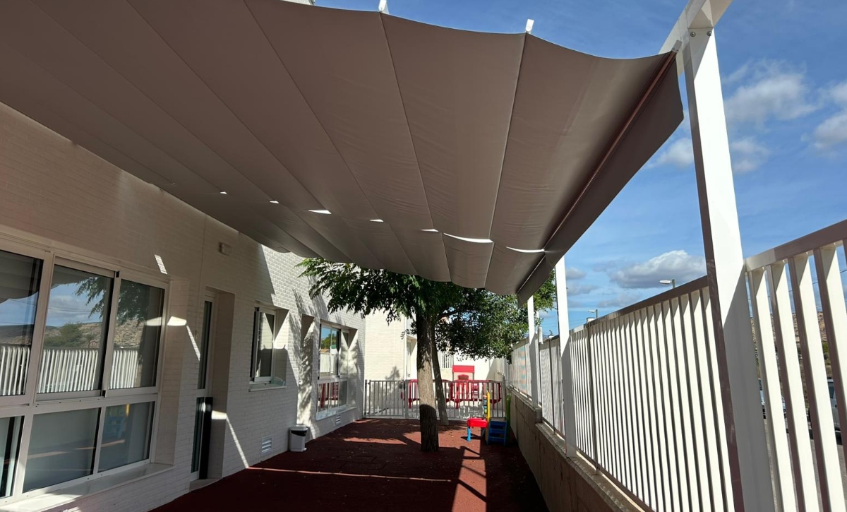 El Ayuntamiento instala toldos palilleros en el CEIP La Paz de Torrellano (3)
