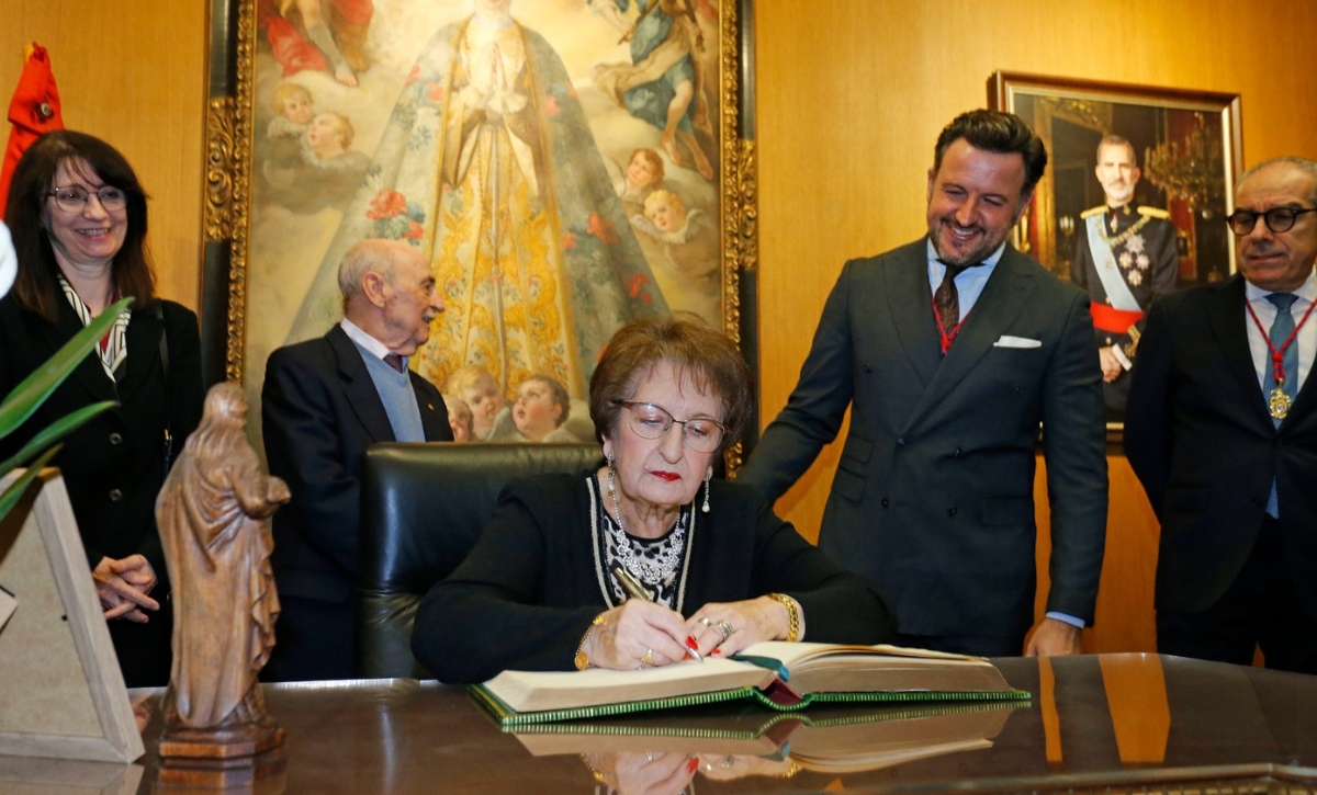 El Ayuntamiento nombra a la locutora de radio Reme Sanz como Hija Adoptiva de Elche (2)