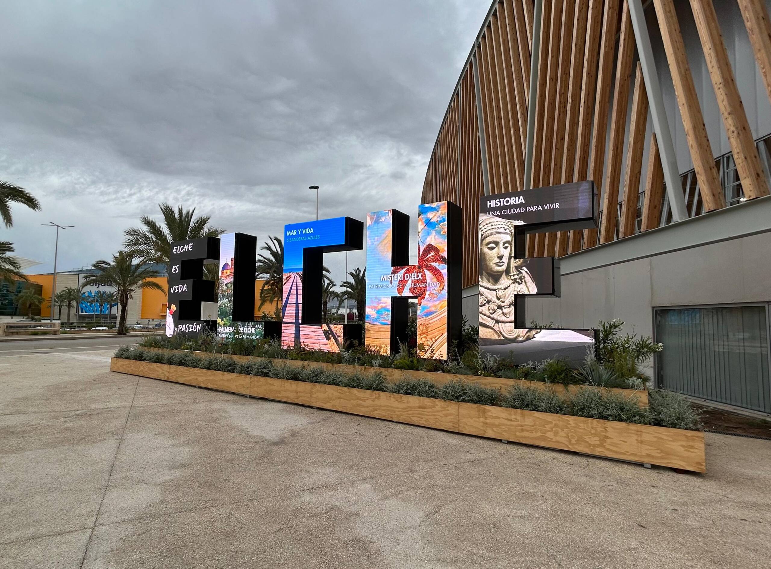 Elche avanza en innovación con nuevas pantallas inteligentes y letras digitales de la ciudad (2)
